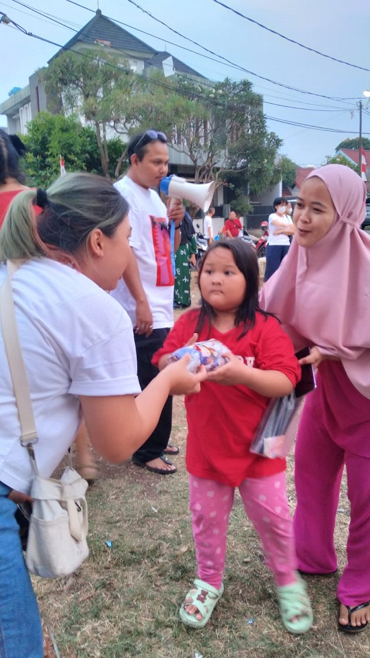 Membagi goodie bagPAKAI